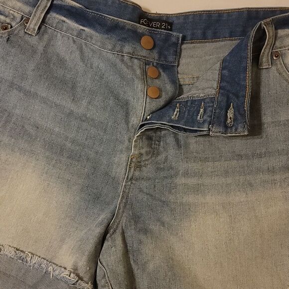 Forever 21 distressed denim shorts size 18 - Picture 2 of 9
